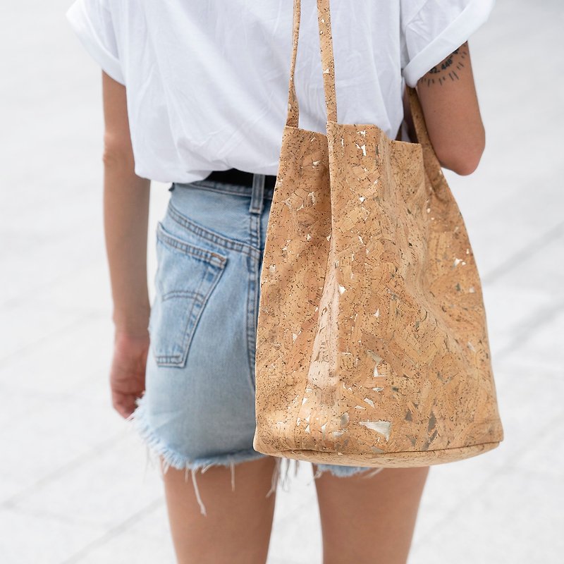 SERENE Bucket Bag (Cork / Vegan / Cruelty-free) - Natural/Light Gold - Messenger Bags & Sling Bags - Eco-Friendly Materials Black