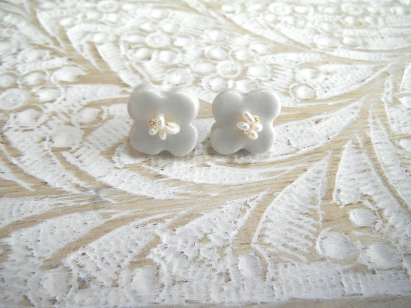 Flower pierce / earring ・ ice color - Earrings & Clip-ons - Pottery White
