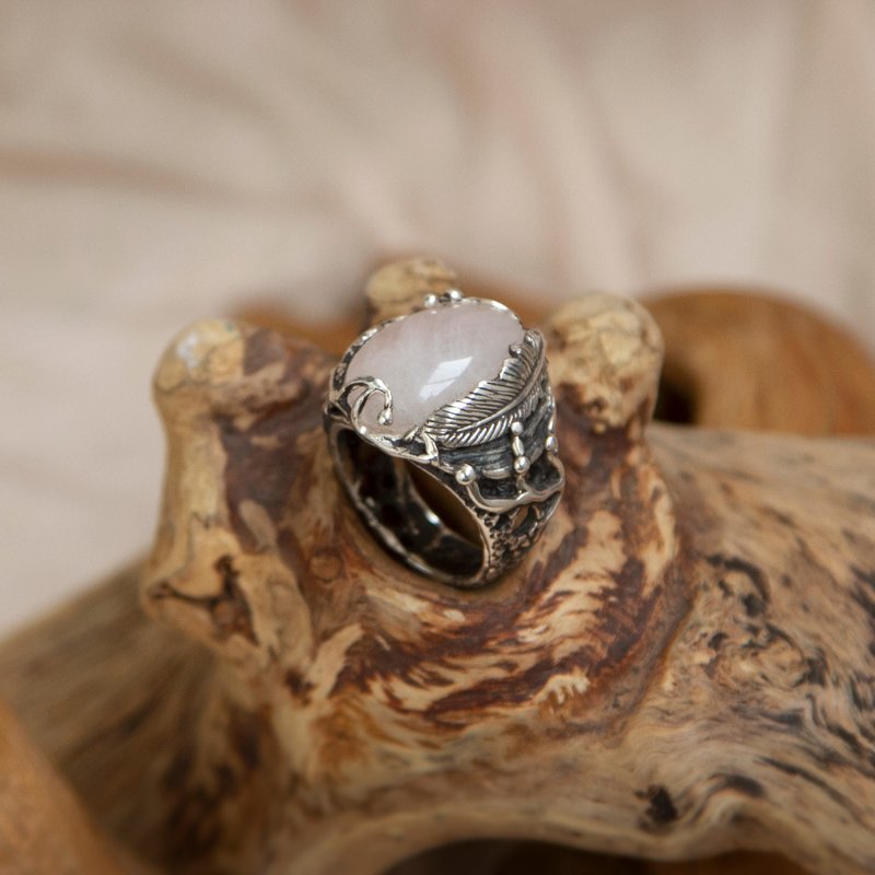 Sterling silver cocktail party boho ring with rose quartz and feathers - แหวนทั่วไป - เงิน สึชมพู