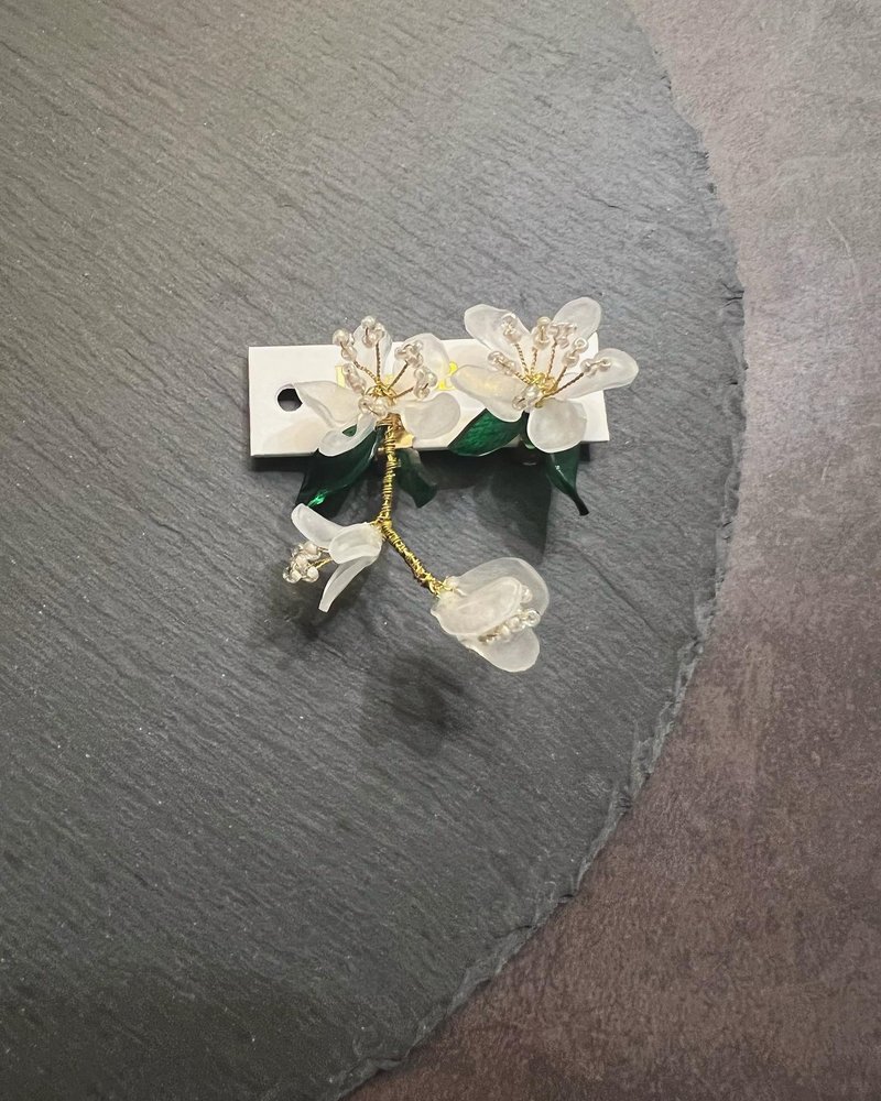 Fake Boss Lady Kingboss asymmetrical clip-on earrings with green leaves and flowers. C - ต่างหู - โลหะ สีเขียว