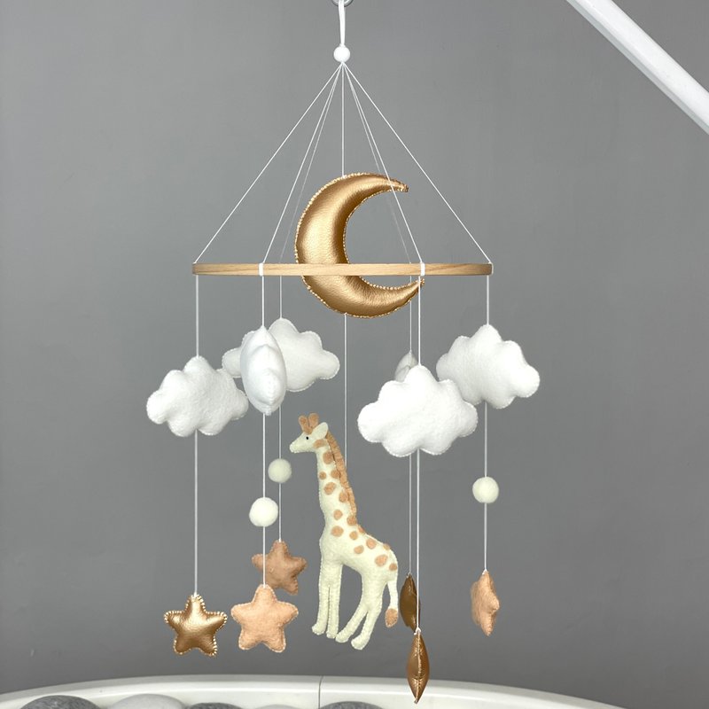 Giraffe baby mobile crib Safari nursery decor Felt mobile Safari baby shower - ของเล่นเด็ก - วัสดุอื่นๆ สีนำ้ตาล