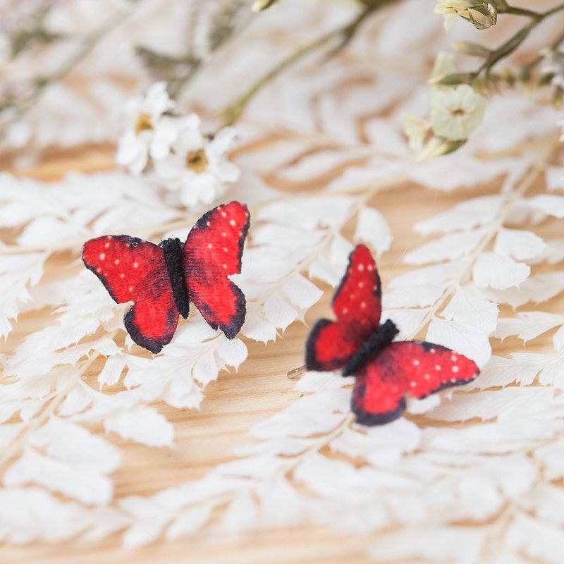 「三手作りの花の猫」本当に美しいシミュレーションバタフライバタフライブッシュ蝶の耳〜 - ピアス・イヤリング - ポリエステル レッド