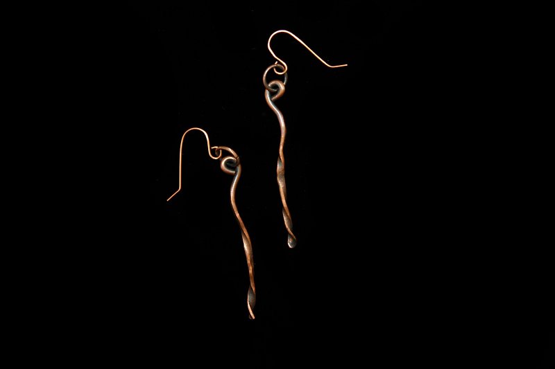 【Series of copper】Flowing gesture earrings, hammered _ sulfur-colored fabric