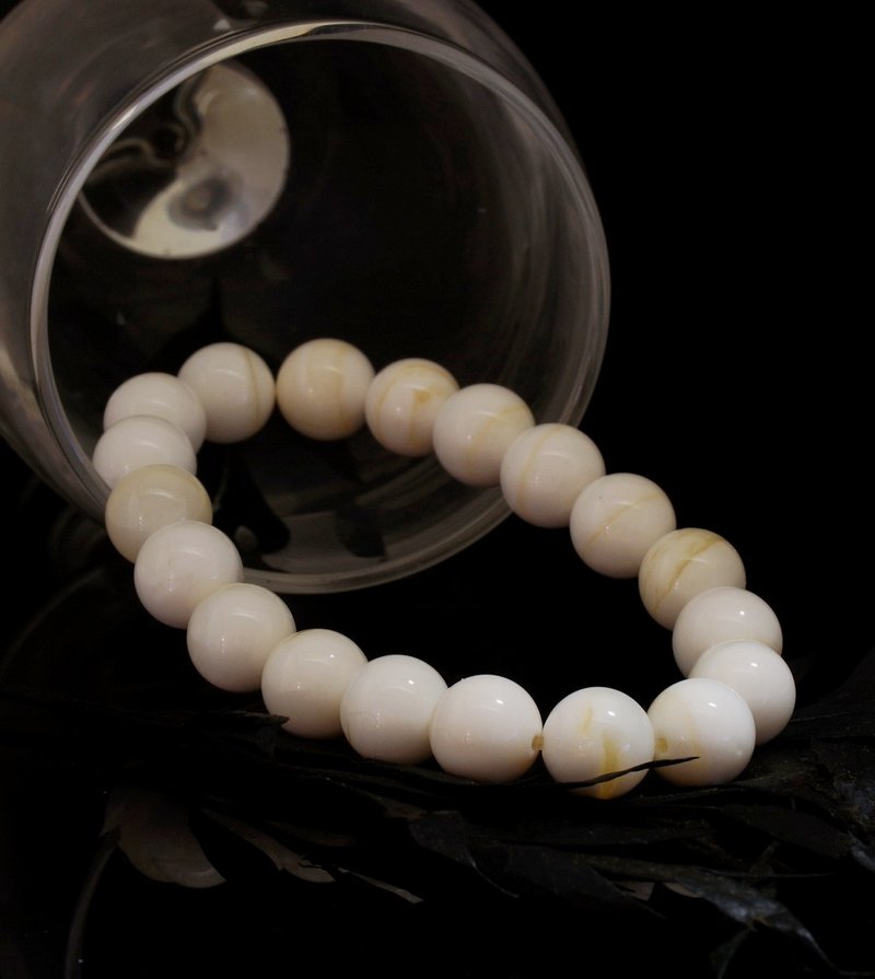 Golden Tridacna 10mm Bracelet - สร้อยข้อมือ - เปลือกหอย 