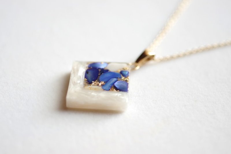レジンアート　スクエアペンダント・囁き貝・ラピスラズリ - ネックレス - レジン ブルー