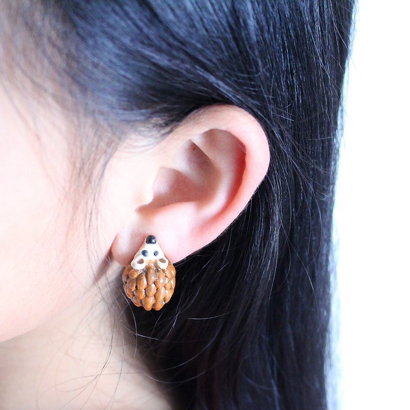 Hedgehog Earring - single clip on earrings - ต่างหู - ดินเผา สีนำ้ตาล