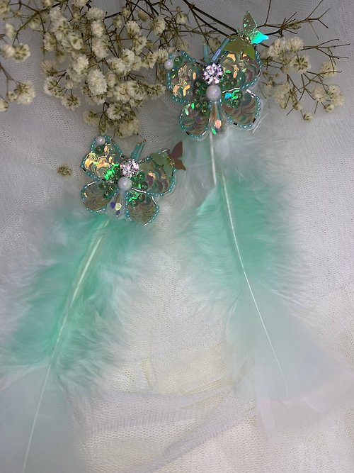 white-magic Piercing earrings, mint green butterfly pattern, feather decoration