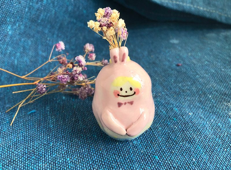 桌上風景-粉色兔小孩小花瓶 - 花瓶/花器 - 陶 粉紅色