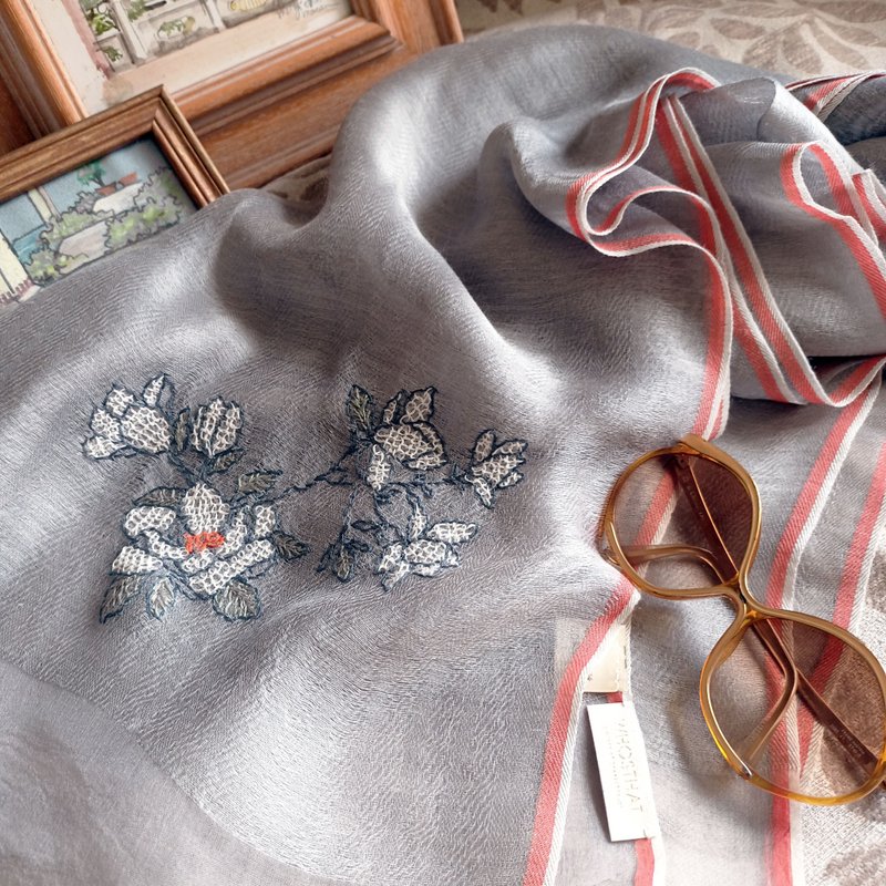 免費手綉字母 手工刺繡百搭輕透真絲羊毛長圍巾 - 花摘 - 圍巾/披肩 - 羊毛 灰色