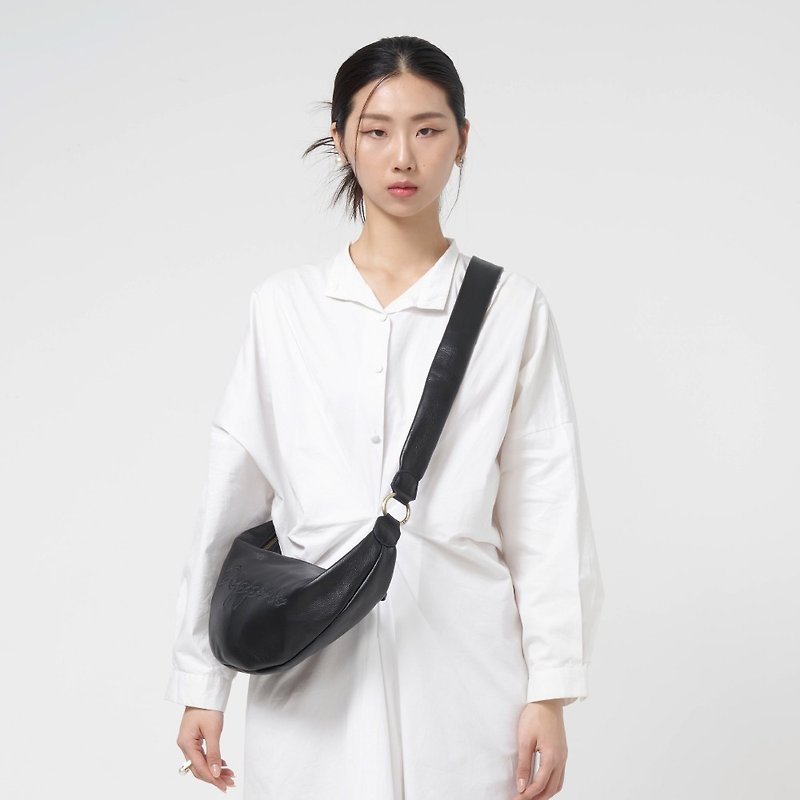 SIGNAL cowhide embroidered half-moon cross-body bag - simple black/light sand color - กระเป๋าแมสเซนเจอร์ - หนังแท้ สีดำ