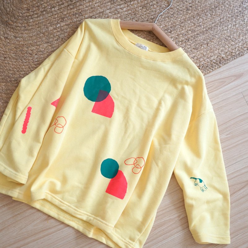 Beautiful lemon yellow hand-printed cotton wide-sleeved top Circle Cat/Shanling/Cosmic Puppy - Women's T-Shirts - Cotton & Hemp Yellow