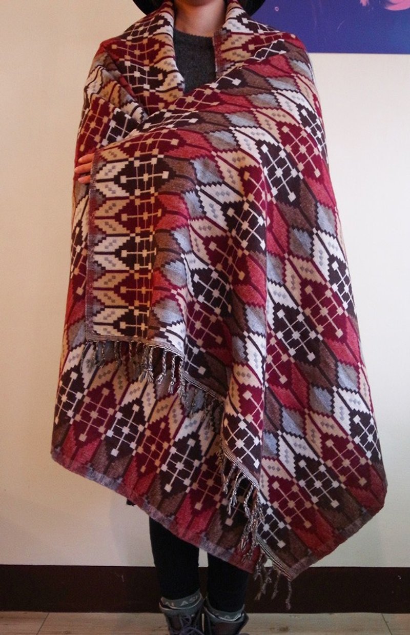 【樂拍子】尼泊爾手編 披肩 圍巾 大圍巾（箭頭圖騰－深紅+咖啡） - 絲巾 - 其他材質 紅色