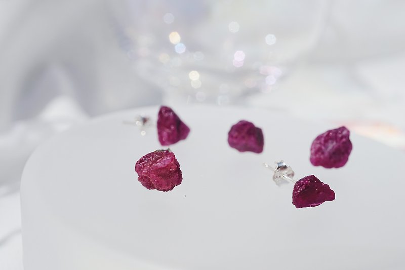 Raw Ruby 925 silver earrings July Birthstone - ต่างหู - เครื่องเพชรพลอย สีแดง
