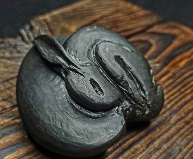 黒い石の彫刻 有機的な形状 黒い石の彫刻 有機的な形状