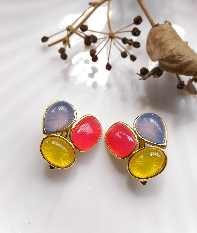 Western antique ornaments. TRIFARI tricolor jelly clip earrings - ต่างหู - โลหะ สีทอง