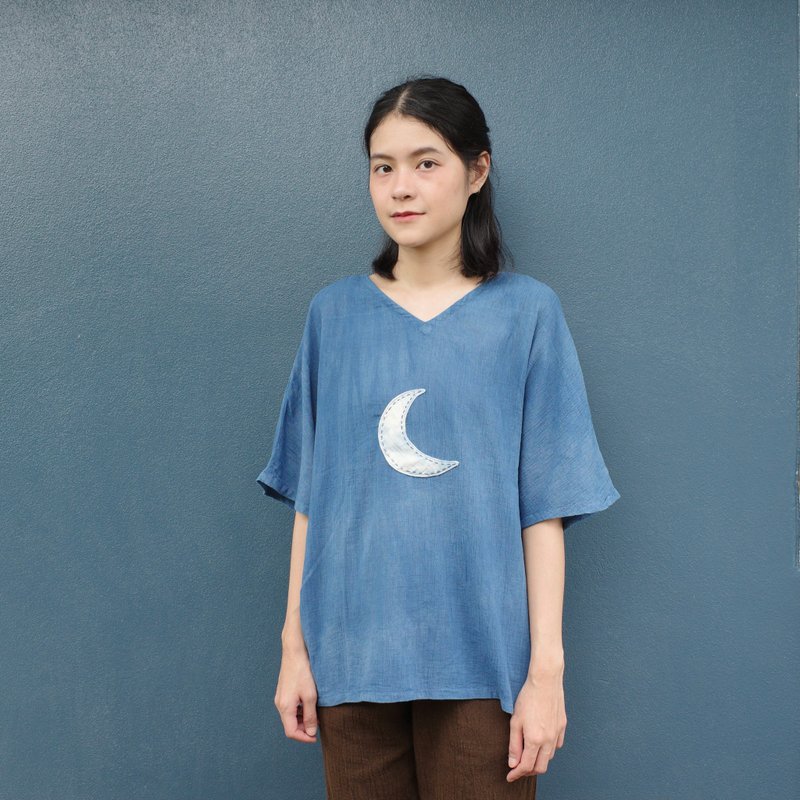 indigo crescent moon blouse / soft cotton / ray-sleeve - 女上衣/長袖上衣 - 棉．麻 藍色