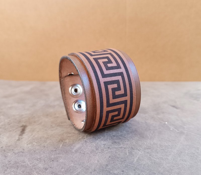 Statement Leather Cuff with Large Greek Key Meander Design, Unisex - 手鍊/手環 - 真皮 咖啡色