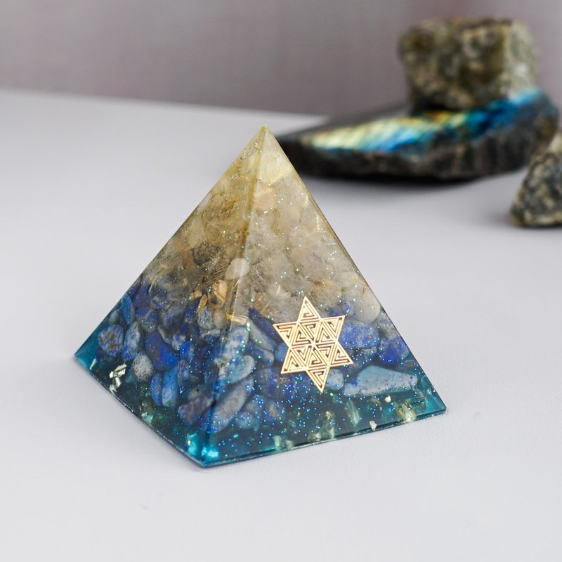 [Lapis Lazuli, Blonde Crystal] Orgonite Crystal Energy Pyramid Orgonite 6x6 cm - ของวางตกแต่ง - คริสตัล หลากหลายสี