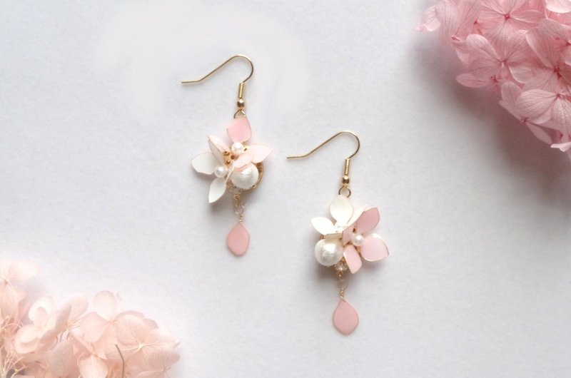マニキュアフラワーの紫陽花とコットンパールのピアス・ピンク - 耳環/耳夾/耳骨夾 - 其他材質 粉紅色