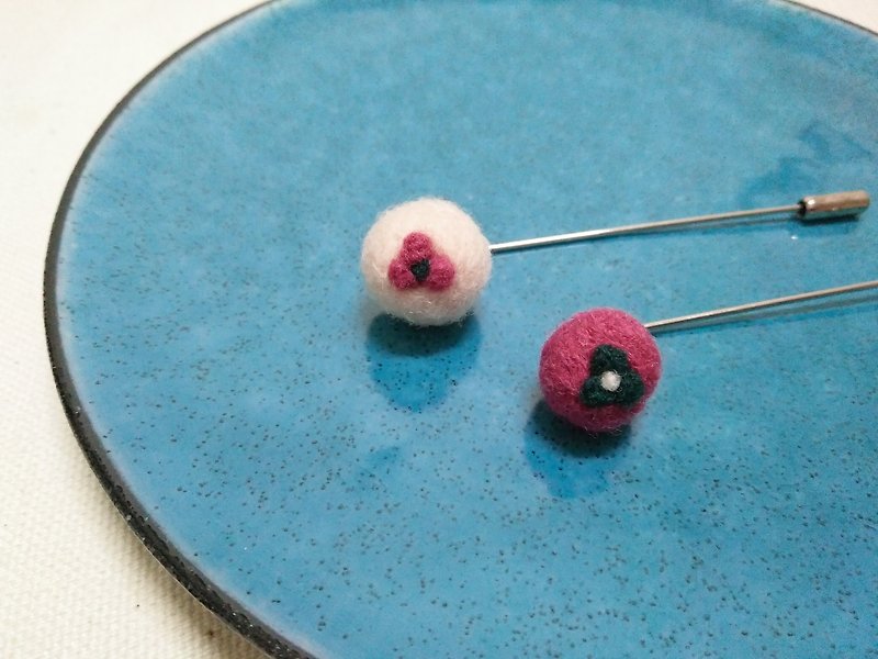 Hand-made wool felt pin ball-shaped flower long pin - Brooches - Wool Multicolor