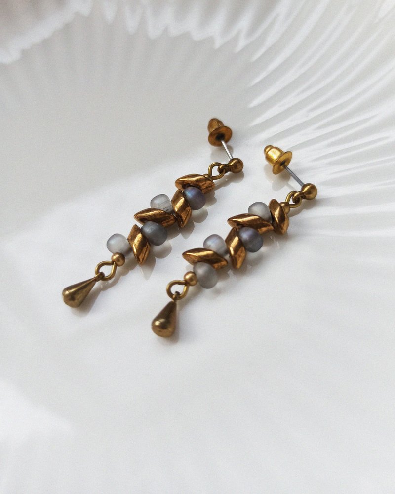 実りのドロップショートピアス / グレーとブロンズ - ピアス・イヤリング - 銅・真鍮 グレー