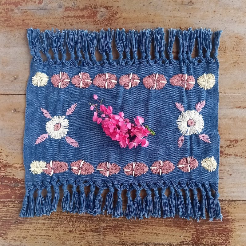 草木染めの手刺繍クロス 藍 / 棚飾り / 手織りコットン / くすみピンク、黄色、白の花 / 1点もの, one-of-a-kind, 敷物, インテリア飾り - 其他 - 棉．麻 藍色