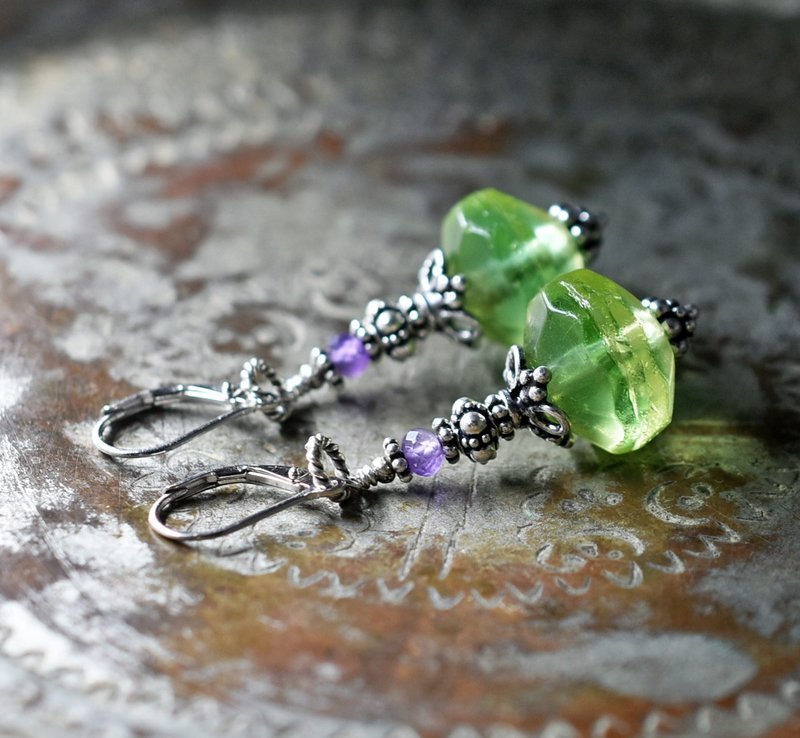 淡いバイカラーアンティークウランガラスとシルバービーズ、アメジストのピアス - 耳環/耳夾/耳骨夾 - 玻璃 綠色