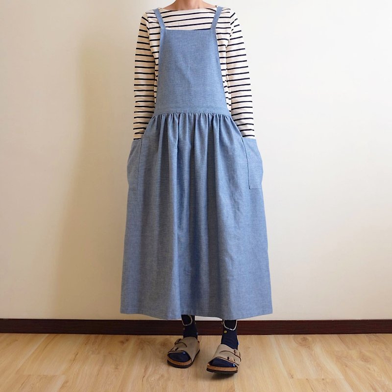 Everyday hand-made clothes are in the heart of a little girl, tannins, wind-colored woven blue straps, aprons, slightly raised cotton, cotton - ชุดเดรส - ผ้าฝ้าย/ผ้าลินิน สีน้ำเงิน
