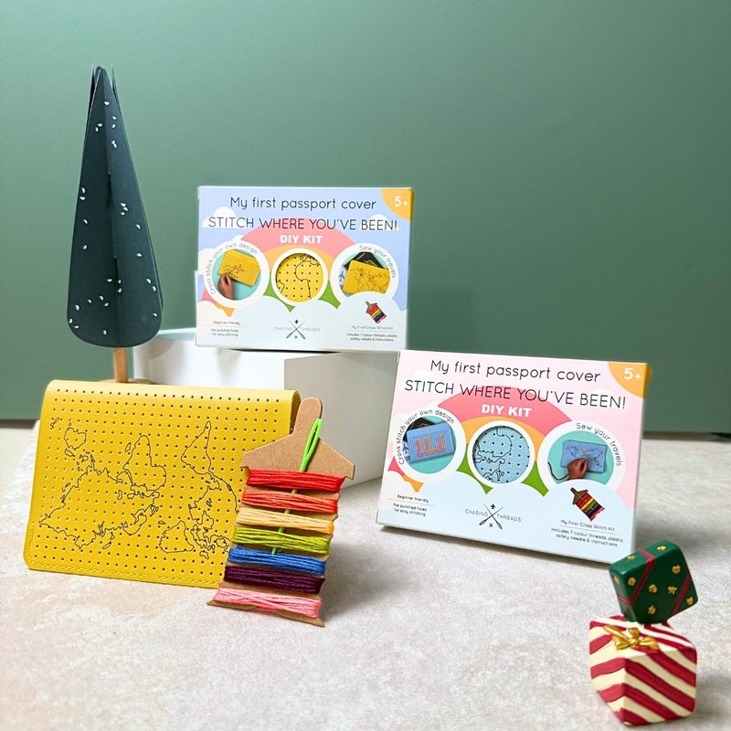 【邊走邊縫】小小旅行家的地圖護照套- 聖誕限定禮盒組 - 護照夾/護照套 - 人造皮革 黃色