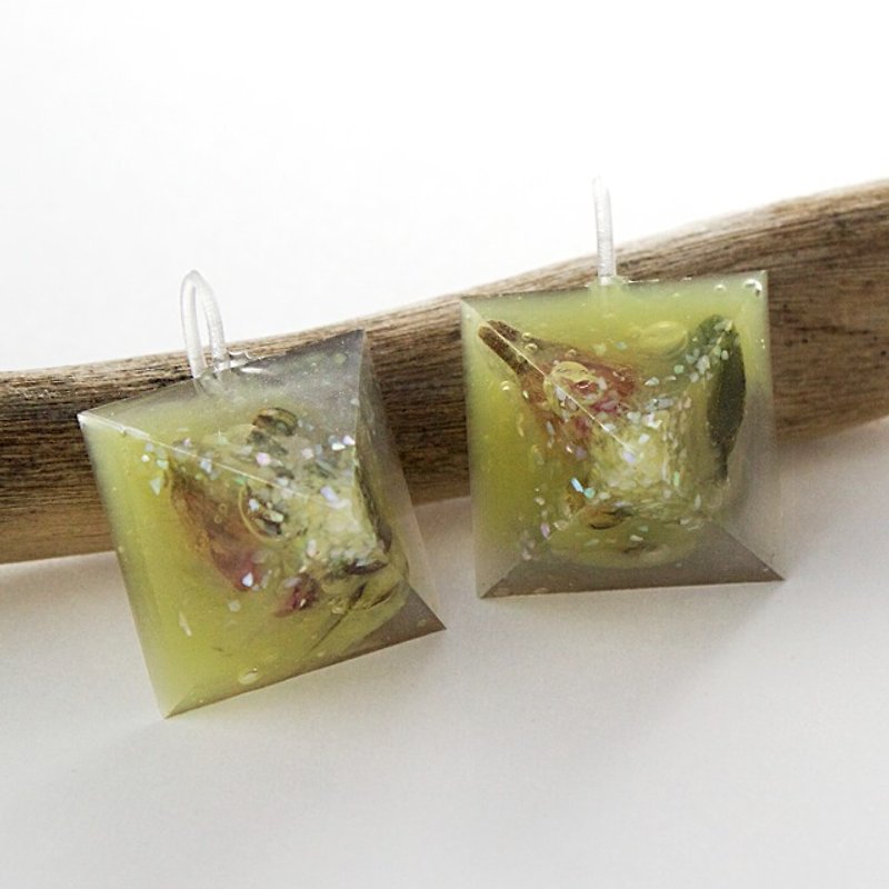 Pyramid hook earrings (Zunda & flower) - Earrings & Clip-ons - Other Materials Green