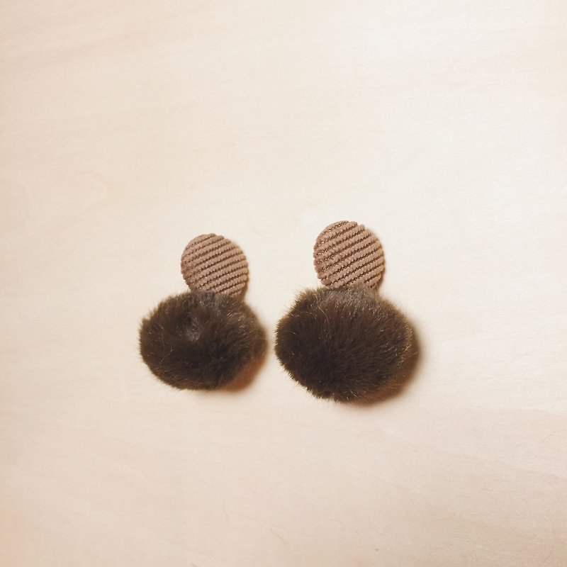 復古燈芯絨圓耳針咖啡毛球耳環 - 耳環/耳夾 - 其他人造纖維 咖啡色
