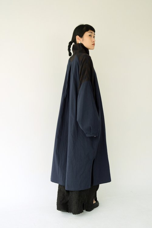 Գ 川 衣 WEAR BEING Գ 川 衣 WEAR BEING 交疊領拼接長風衣外套 丈青X藍格