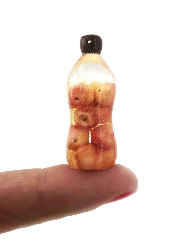 Dollhouse miniature 1:12 Bottle of apple juice, a jar of apples, apple juice