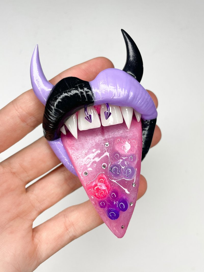 Brooch. Black & purple lips with gummy bears. - 胸針 - 黏土 