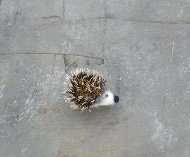 女性のための小さなハリネズミの動物のブローチ針フェルトウールヘッジ