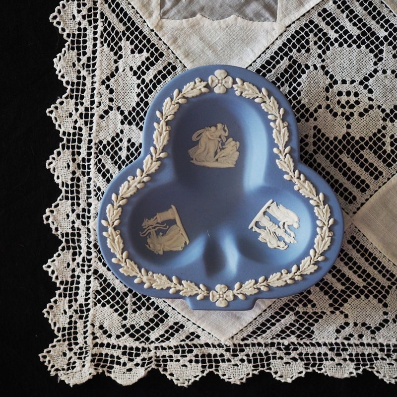 英國古董 Wedgwood 藍色 浮雕碧玉瓷 梅花形碟 - 擺飾/家飾品 - 陶 藍色