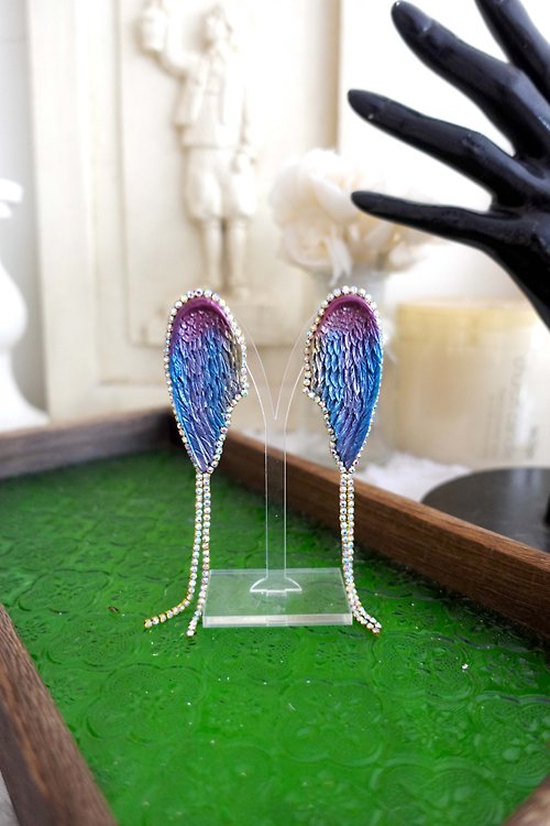 TIMBEE LO shop 藍色紫紅色金屬彩虹翅膀綴施華洛水晶鍊子耳釘 華麗創意珠寶首飾