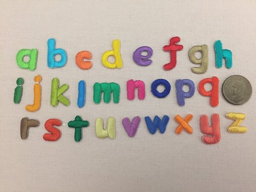 猴猴玩花樣 小寫英文字母自黏繡布貼拼拼看 整組26個字母一起買有優惠喔!!