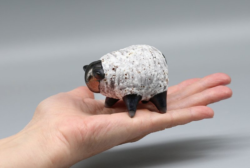 Handmade Ceramic Sheep Sculpture – Black & White Minimalist Animal Figurine - 花瓶/花器 - 陶 白色