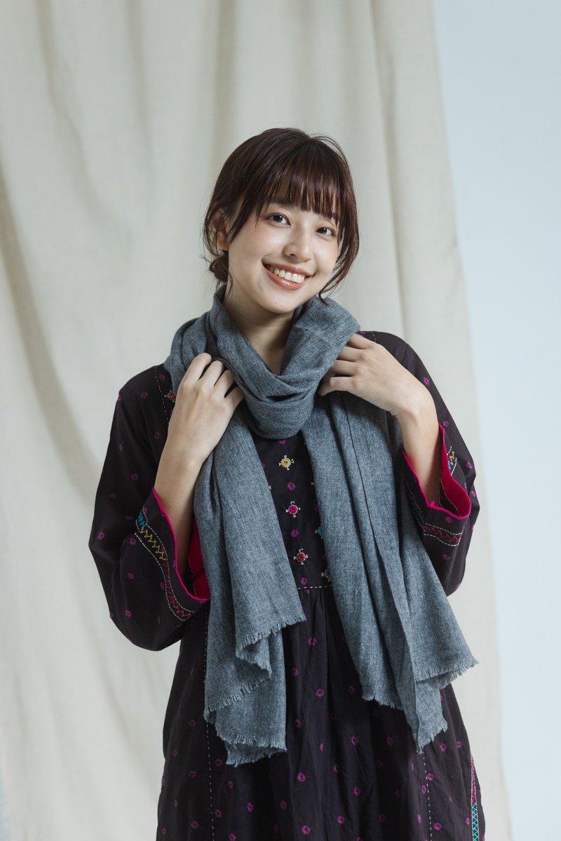 Indian cashmere scarf shawl_dark gray - ผ้าพันคอถัก - ขนแกะ สีเทา