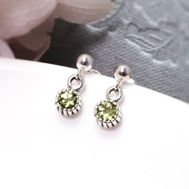 August birthstone Stone sterling silver earrings Silver design natural stone birthday gift - ต่างหู - เงินแท้ สีเขียว