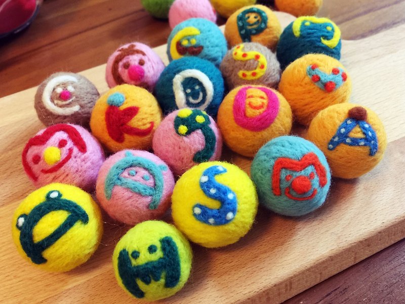 Hanju's wool. Wool ball English alphabet wool ball pendant/powerful magnet wool felt - Keychains - Wool Multicolor