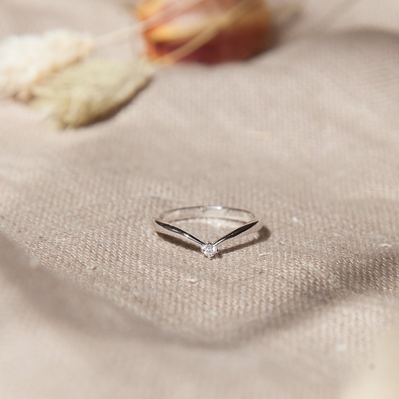 V-shaped single diamond arc sterling silver ring | light jewelry | sterling silver. Exquisite. mosaic. temperament. Elegant - แหวนทั่วไป - เงินแท้ 