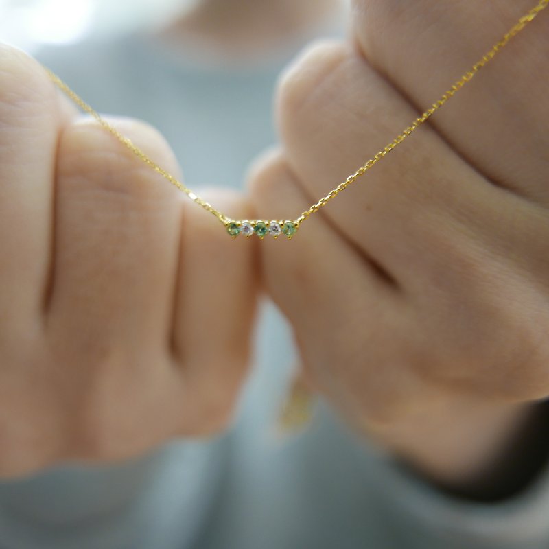 10K小貴婦系列 ||堅持||沙弗萊石白鑽短一字造型金色極細鎖骨鍊 - 鎖骨鍊 - 貴金屬 綠色