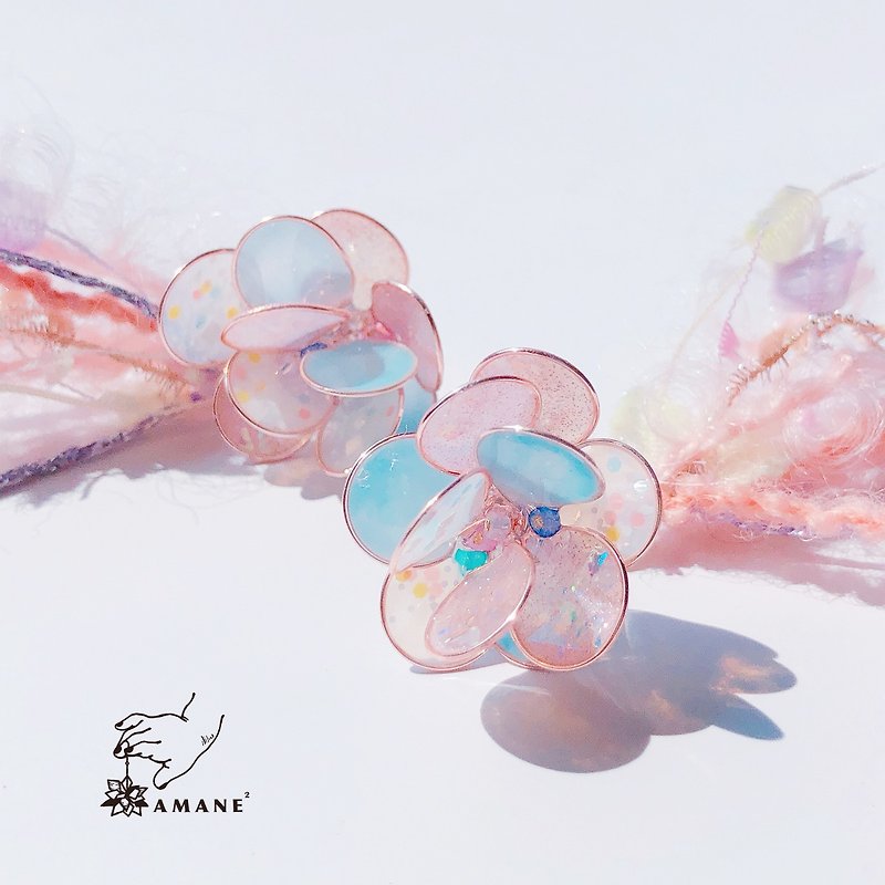 金魚花火 - 鮭粉 (粉紅粉藍透明光澤樹脂毛線流蘇耳環) - 耳環/耳夾 - 樹脂 粉紅色