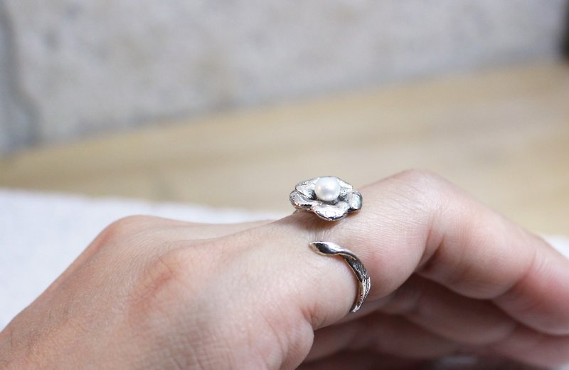 Small flower pearl opening 925 silver ring - แหวนทั่วไป - เงินแท้ สีเหลือง