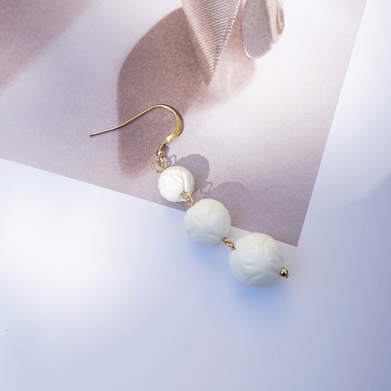 Mix white lotus shell earrings VISHI original design US 14k bag gold deep sea shell pendant female gift - Earrings & Clip-ons - Other Materials 