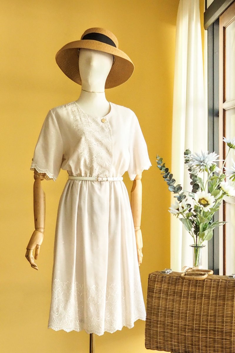 古著洋裝 | Size L | Creamy white embroidery pattern dress - 洋裝/連身裙 - 聚酯纖維 白色