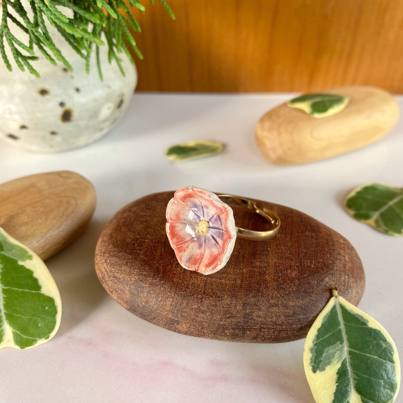 Flower Ring/ Ceramic / jewelry - 戒指 - 陶 白色