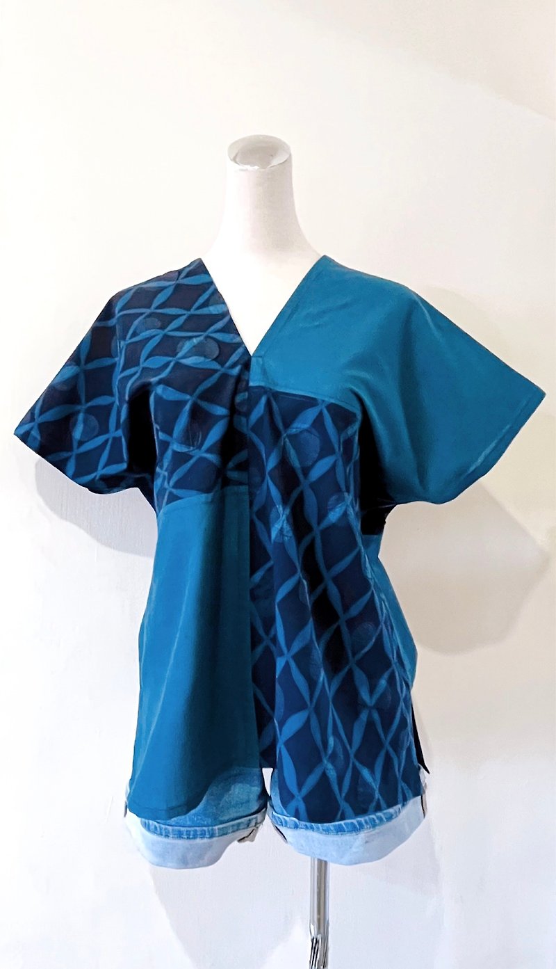 Unique asymmetrical hem black, gray and white contrasting geometric line square blouse - เสื้อผู้หญิง - ผ้าฝ้าย/ผ้าลินิน สีน้ำเงิน